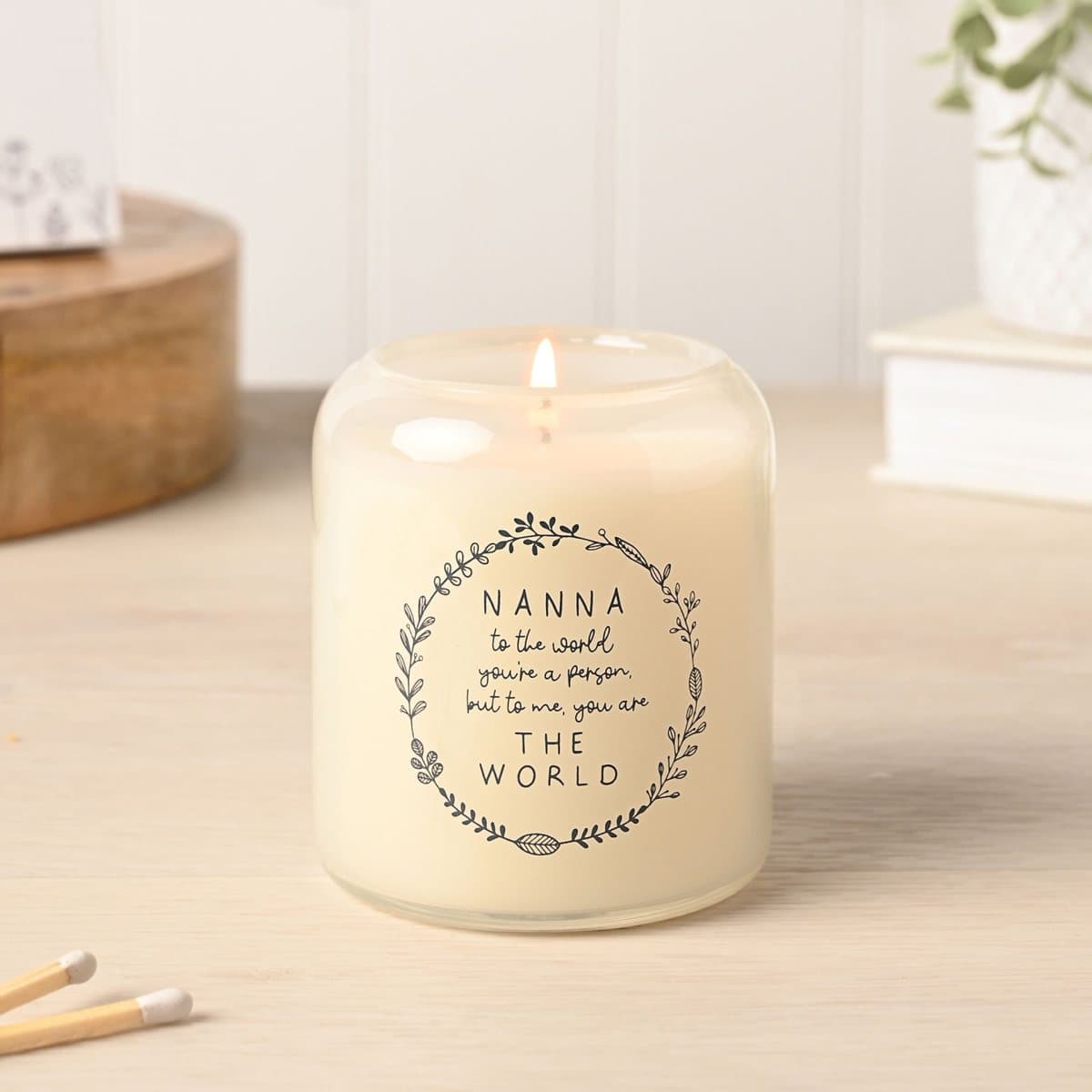 Nanna glass candle with wreath-style detailing