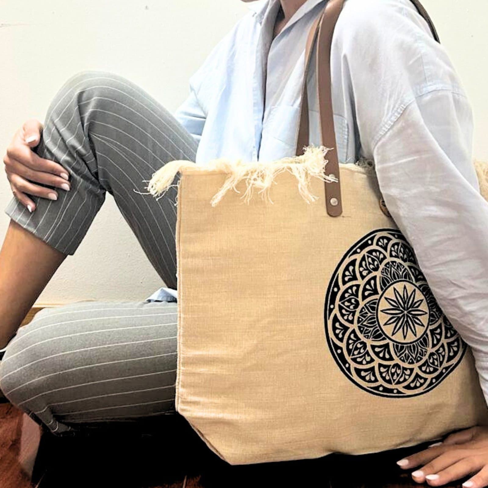 Natural tote bag with leather handles and frilly edges
