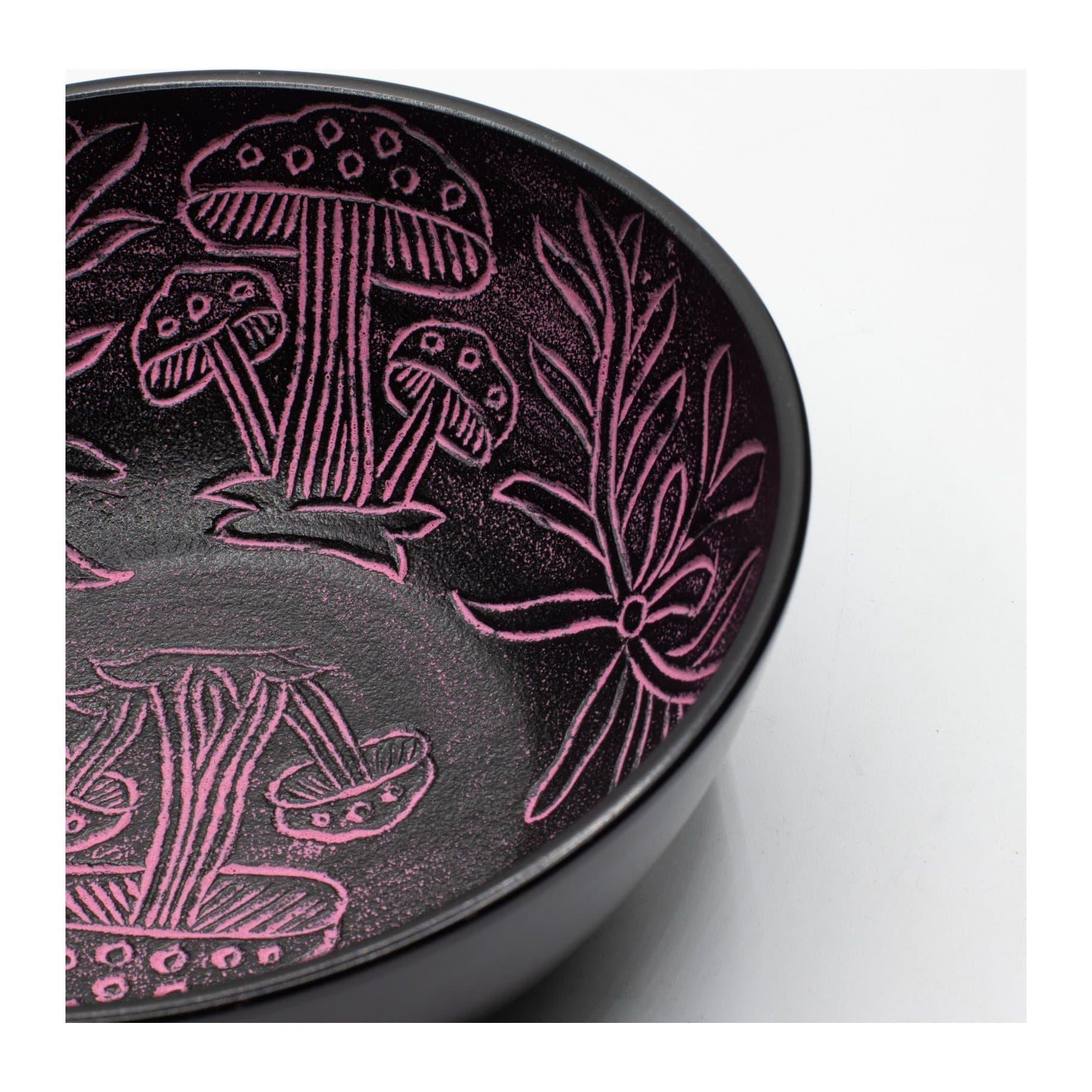 Aluminium singing bowl with engraved mushroom artwork inside and black exterior