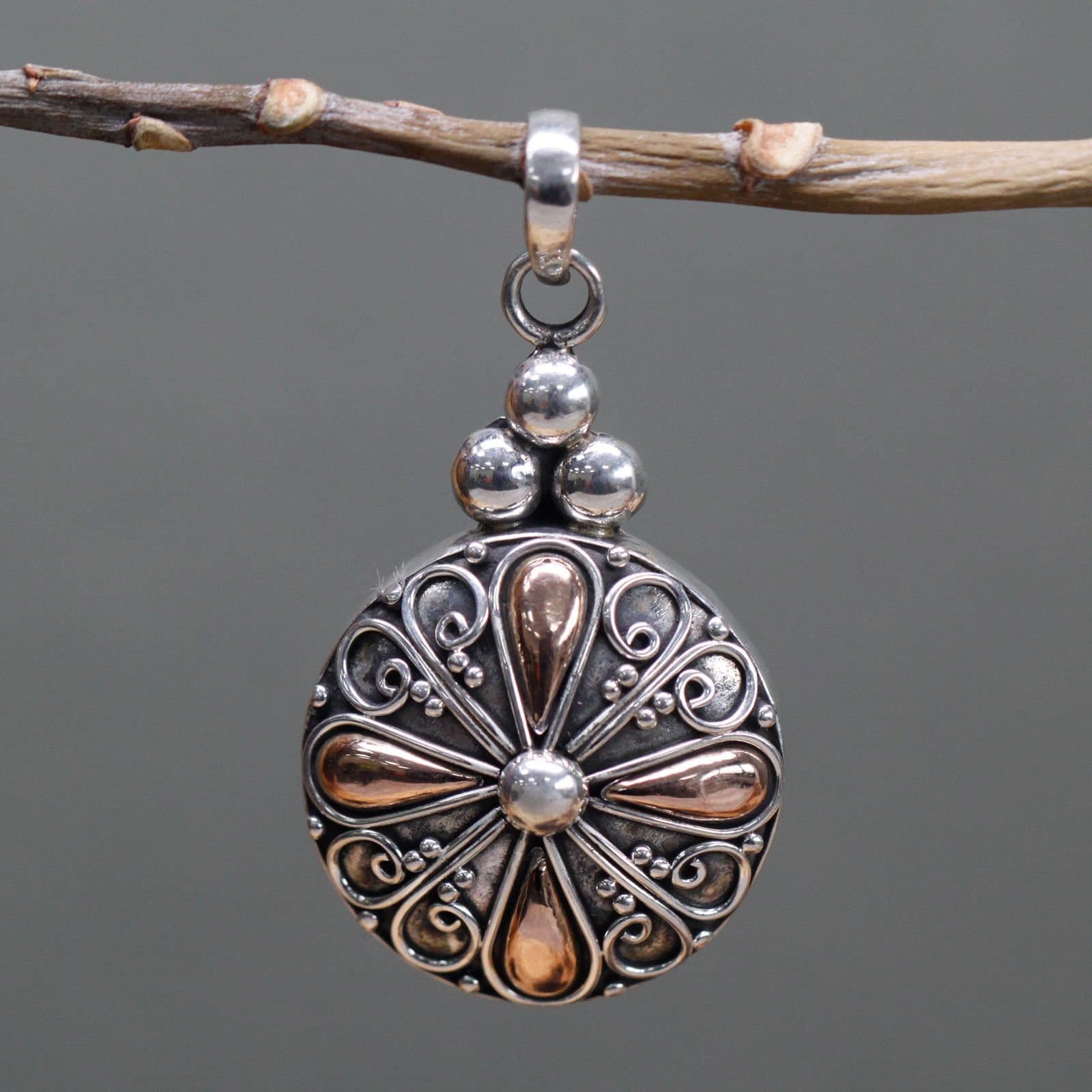Classic round pendant in silver and gold