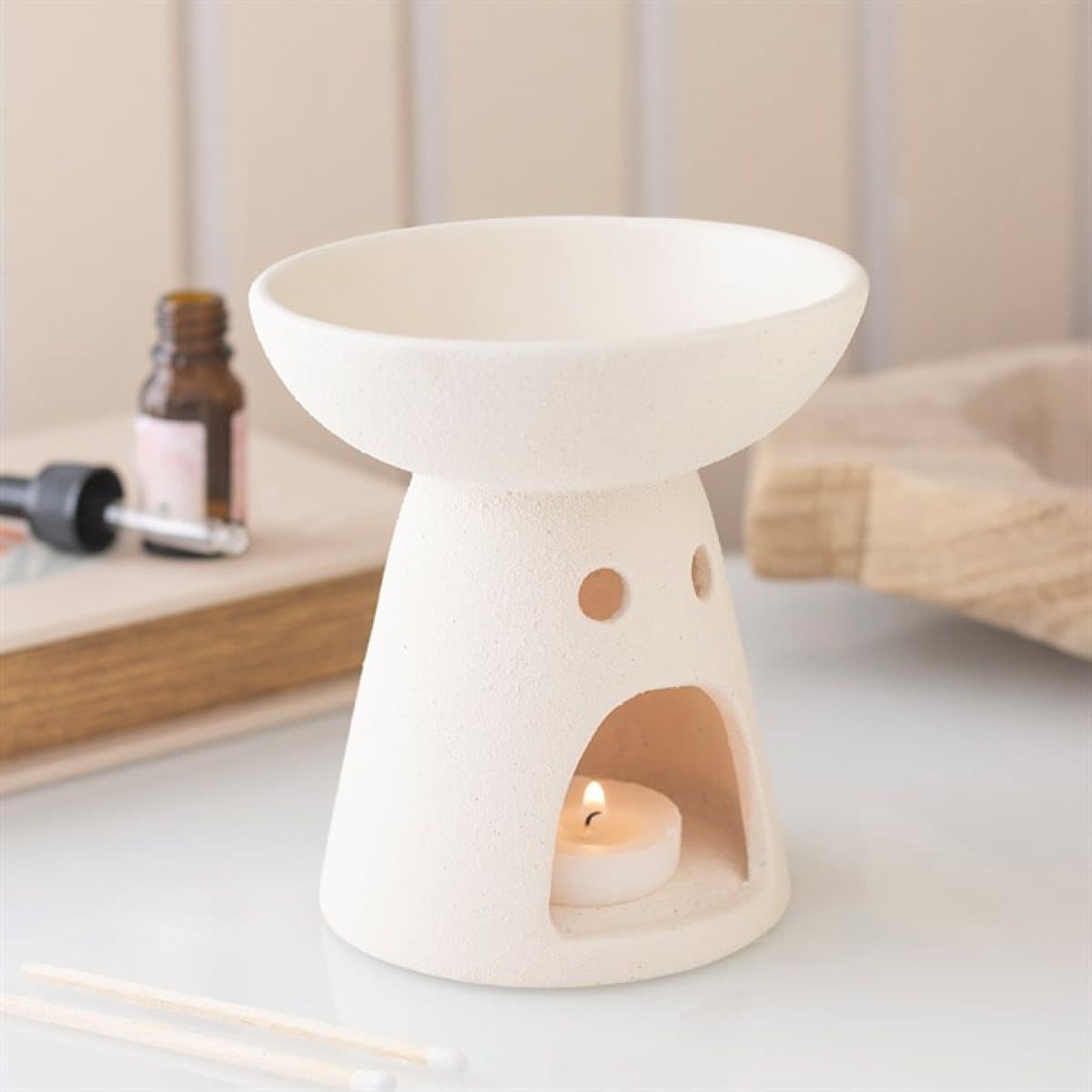 Ceramic oil burner with a simple pedestal silhouette