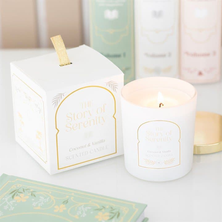 Jar candle in elegant white packaging with a gold-coloured lid