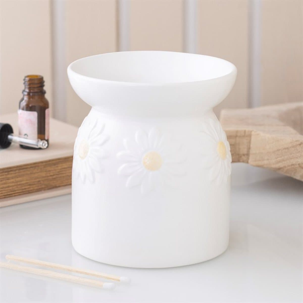 White ceramic oil burner finished with a daisy design