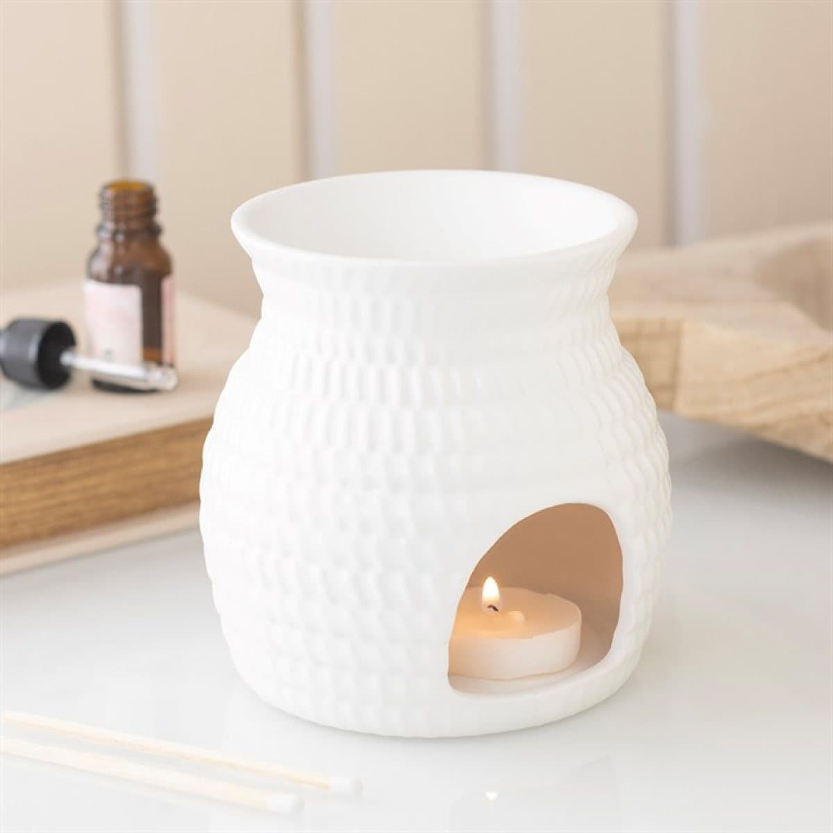 Ceramic oil burner and wax warmer with woven basket effect texture